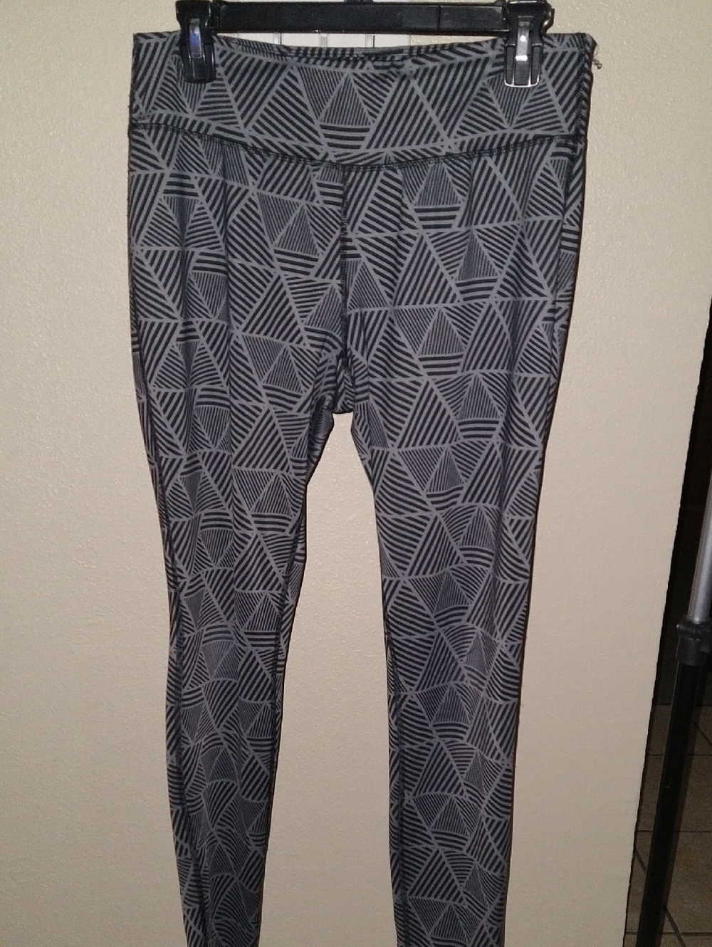 Geometric Pattern Gray & Black Leggings
